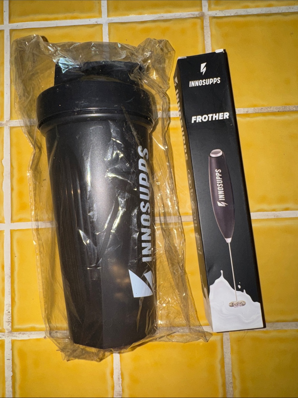 Innosupps black Shaker Bottle - 20oz & frother - Picture 3 of 4
